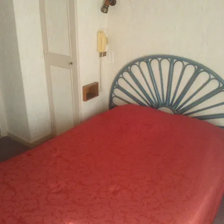 Aunis-saintonge فندق 2*